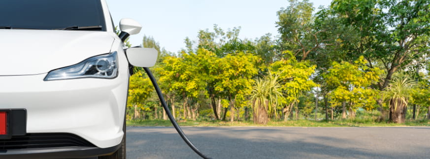 Elektroauto wird mit einem Juice Booster unterwegs aufgeladen